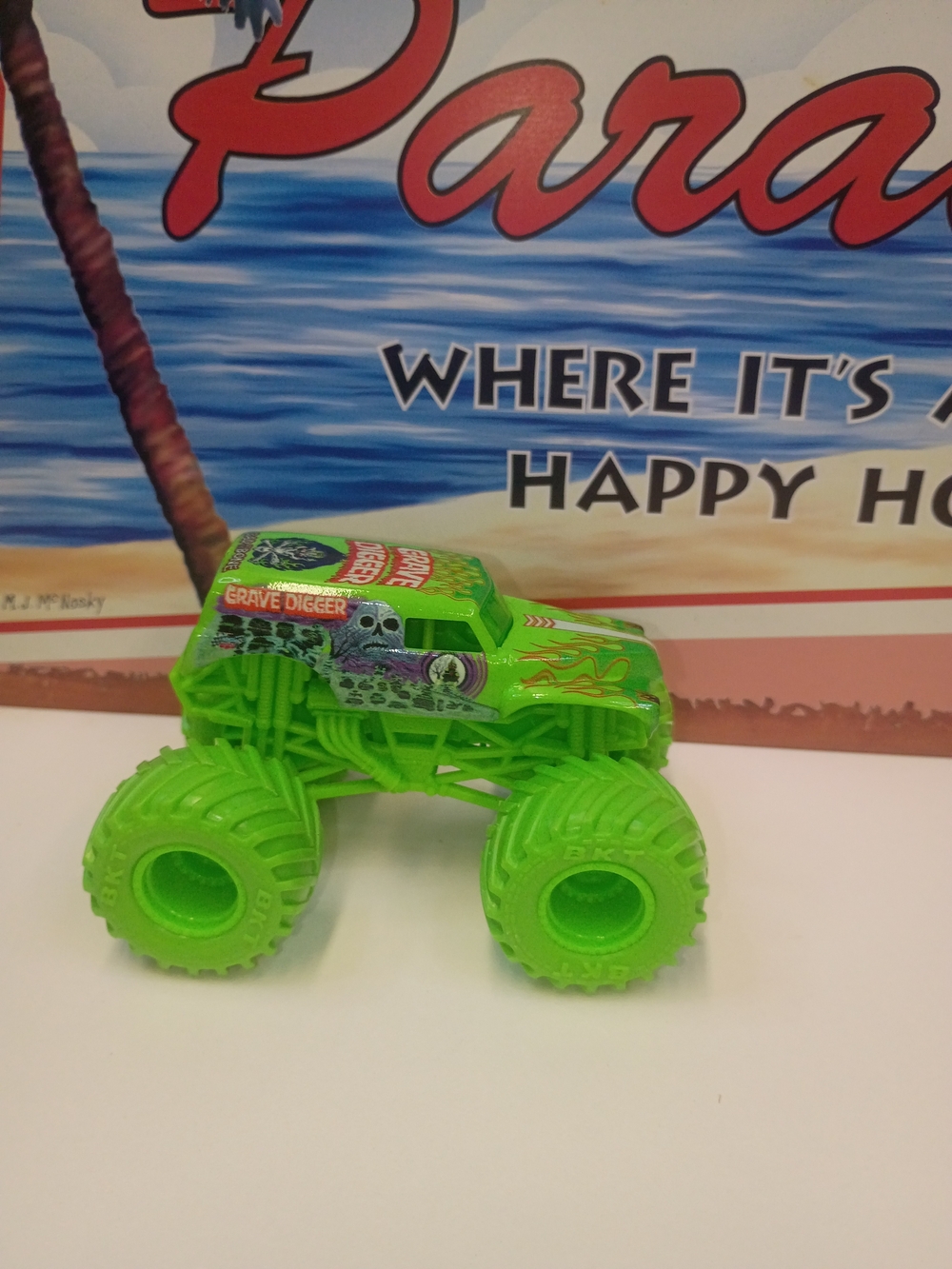 Monster Jam Grave Digger 1:64 Scale Green Body Green Tires